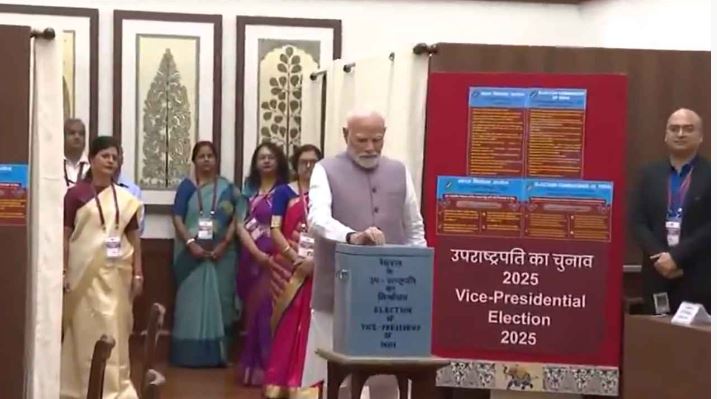 PM मोदी ने मतदान कर लोकतंत्र को दिया संदेश, कहा – हर वोट की अहमियत है