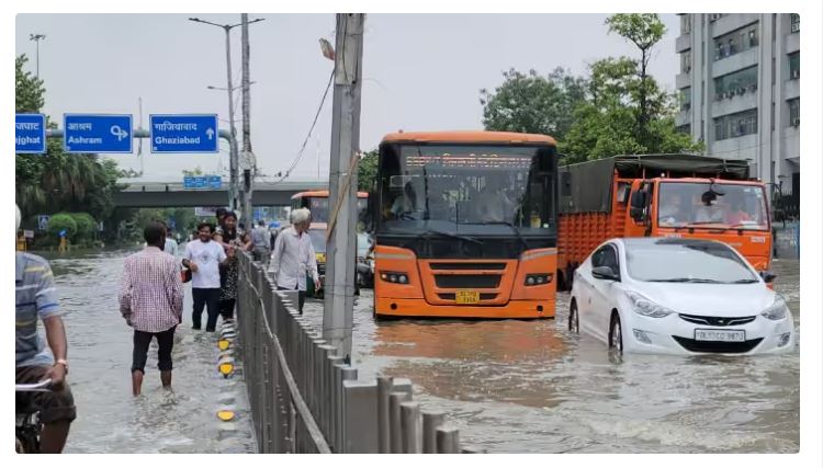 दिल्ली में जलभराव, सीवर बैकफ्लो ने बढ़ाई मुश्किलें; पंजाब में हजारों गांव जलमग्न