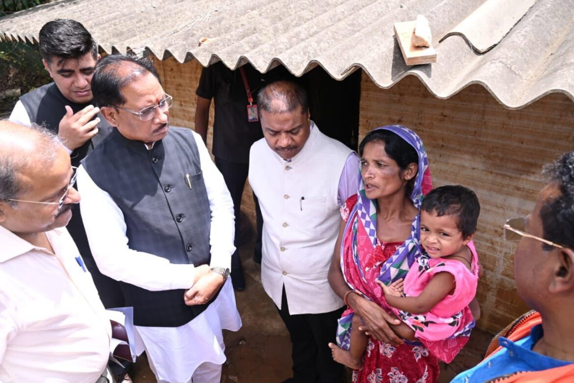 बाढ़ में बही पुस्तकें, टेबलेट भी हुआ खराब, पर नहीं रुकेगी पूनम की प्रतियोगी परीक्षा की तैयारी