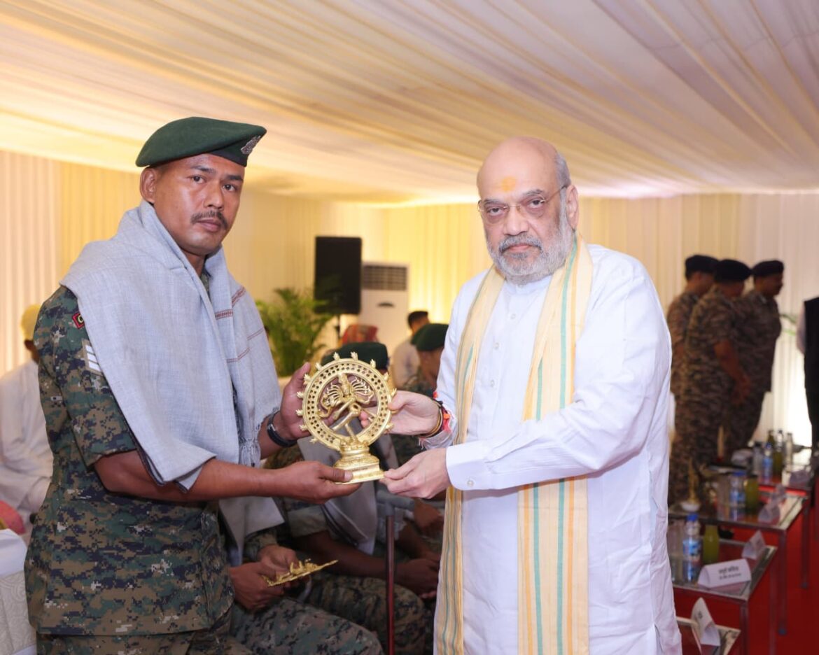 केन्द्रीय गृह एवं सहकारिता मंत्री श्री अमित शाह ने कर्रेगुट्टालु पहाड़ी पर ‘ऑपरेशन ब्लैक फॉरेस्ट’ को सफलतापूर्वक अंजाम देने वाले सीआरपीएफ, छत्तीसगढ़ पुलिस, डीआरजीऔर कोबरा के जवानों से भेंट की और उन्हें सम्मानित किया