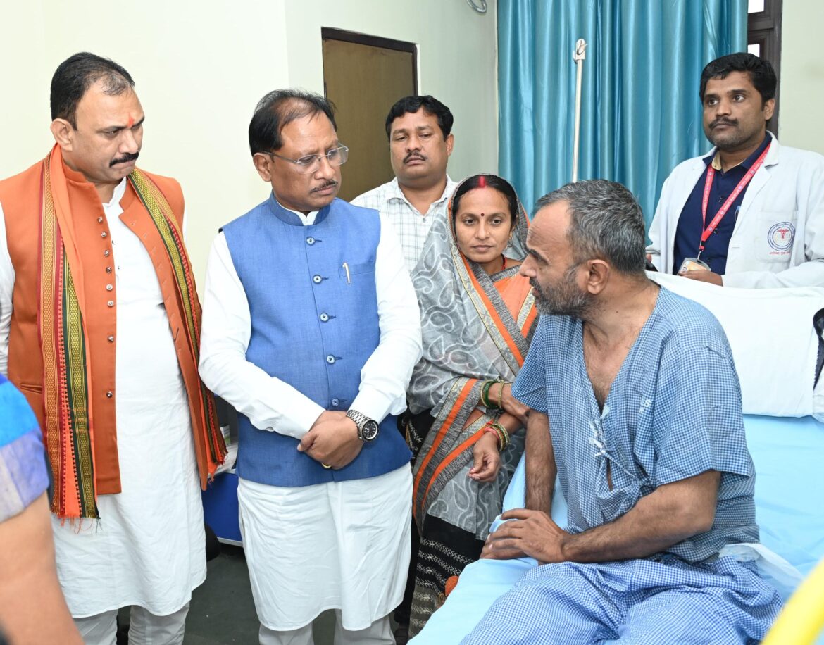 मुख्यमंत्री श्री साय ने एम्स रायपुर में भर्ती श्री विशंभर यादव का जाना कुशलक्षेम : इलाज के लिए 5-5 लाख की आर्थिक सहायता*