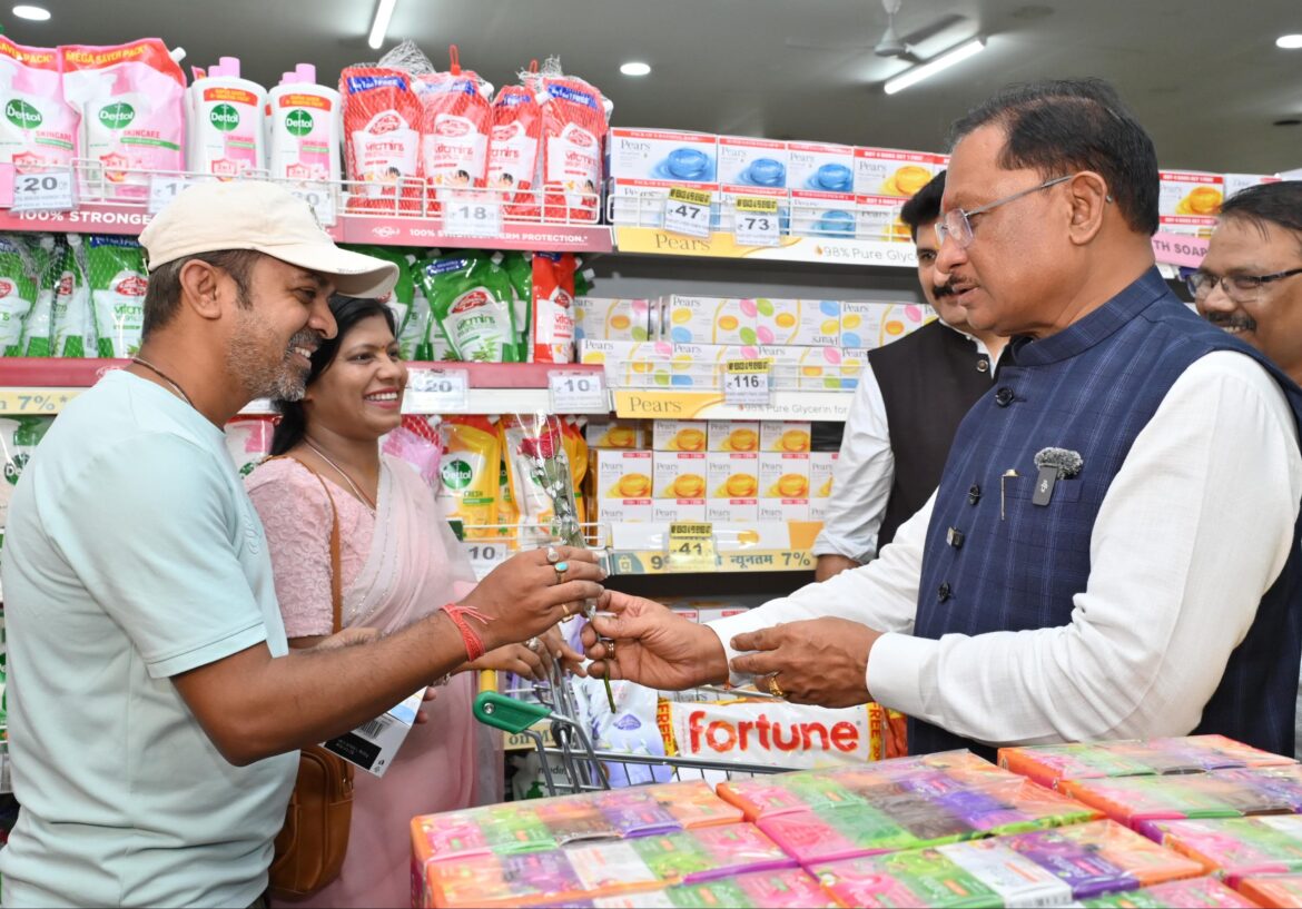 जब मुख्यमंत्री खुद बने ग्राहक : घरेलू सामान की शॉपिंग कर उठाया जीएसटी दरों में कटौती का लाभ