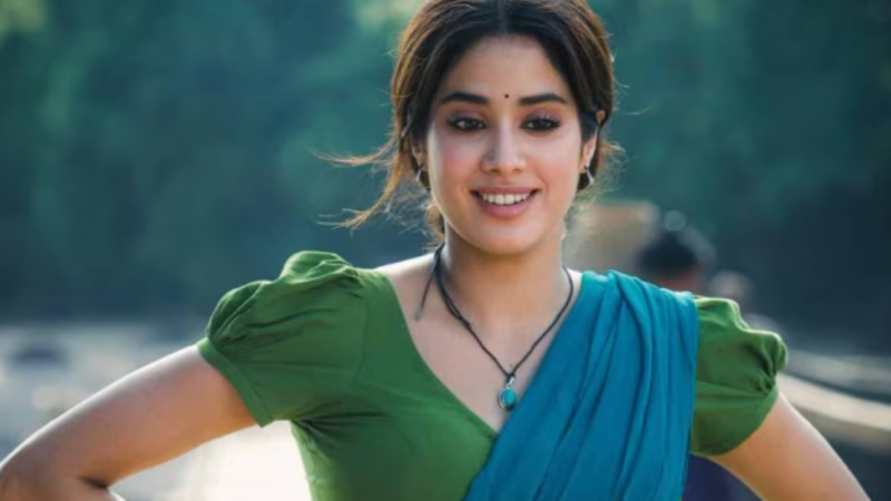 वरुण, सान्या और रोहित संग जान्हवी का ट्रेडिशनल लुक, नवरात्रि की खुशियाँ शेयर कीं