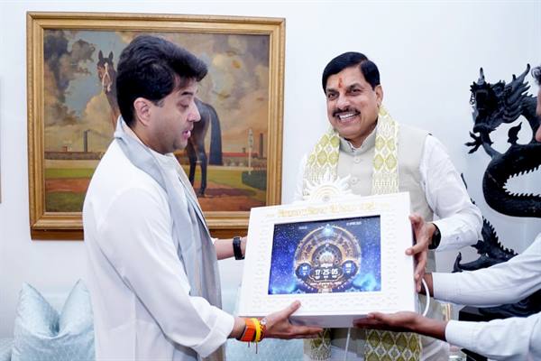 मुख्यमंत्री डॉ. यादव ने केंद्रीय मंत्री श्री सिंधिया से मुलाक़ात कर भेंट की वैदिक घड़ी