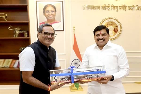 मुख्यमंत्री डॉ. यादव से मंडल रेल प्रबंधक श्री त्यागी ने भेंट की