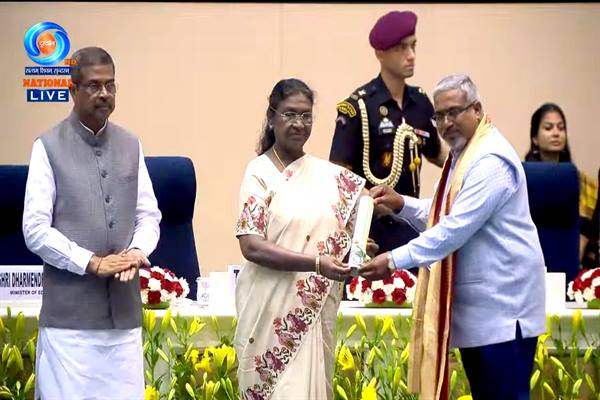 कौशल विकास एवं रोजगार राज्य मंत्री श्री टेटवाल ने राष्ट्रीय शिक्षक पुरस्कार मिलने पर श्री मालवीय को बधाई और शुभकामनाएं दीं