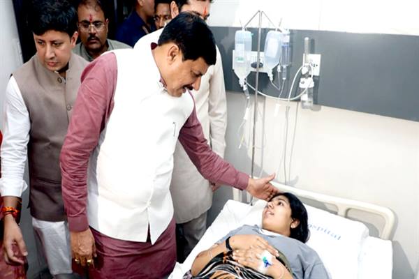 मुख्यमंत्री डॉ. यादव ने इंदौर के विभिन्न अस्पताल पहुँचकर घायलों के स्वास्थ्य की ली जानकारी