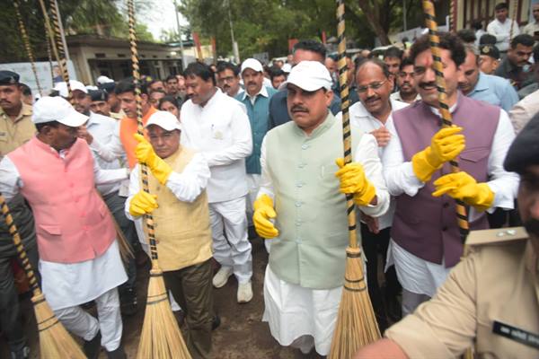 मुख्यमंत्री डॉ.यादव ने स्वच्छता के लिए श्रमदान कर “स्वच्छोत्सव” का किया शुभारंभ