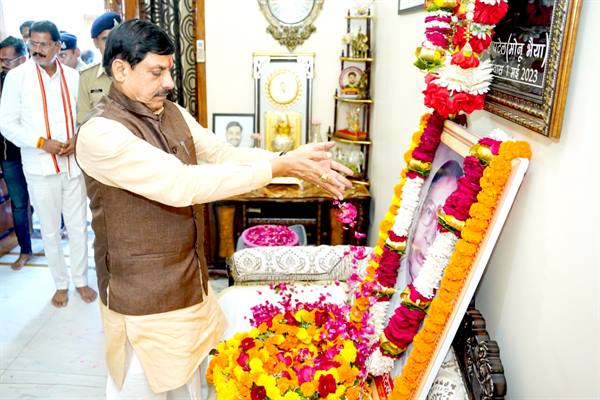 मुख्यमंत्री डॉ. यादव ने गोटेगांव पहुंचकर मंत्री श्री पटेल की माताजी के निधन पर दी श्रद्धांजलि