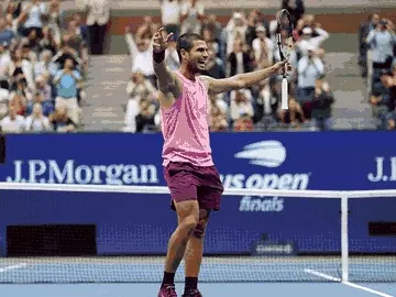 वर्ल्ड नंबर-2 कार्लोस अल्काराज ने यूएस ओपन 2025 के फाइनल में वर्ल्ड नंबर-1 जैनिक सिनर को हराकर अपना छठा ग्रैंड स्लैम खिताब जीत लिया