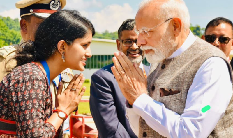 इंजीनियरिंग की नौकरी छोड़ IAS बनीं विशाखा यादव, पीएम मोदी का स्वागत कर रहीं वायरल