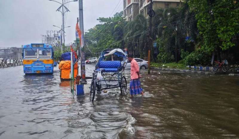 मानसून की राजस्थान से विदाई, मुंबई की सड़कें पानी-पानी; यूपी और तेलंगाना में बाढ़ से हाहाकार