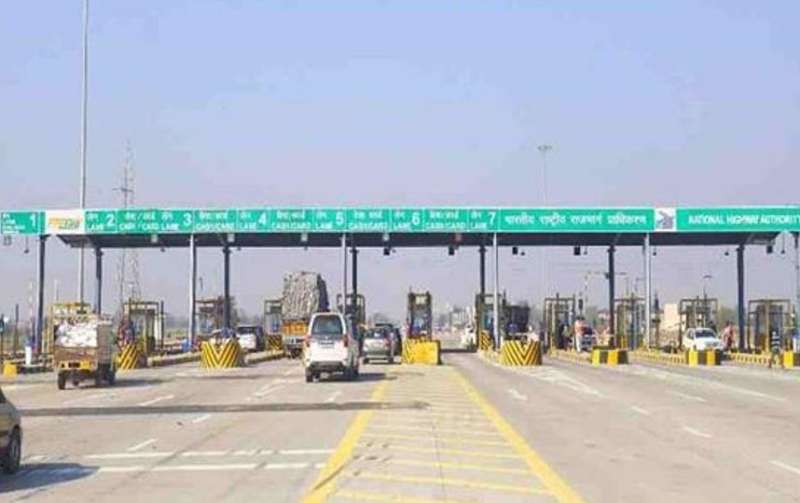 टोल प्लाजा के पास ही उखड़ी सड़कें, फिर भी पूरी वसूली : सुप्रीम कोर्ट के आदेश के बावजूद कंपनियां वसूल रहीं टैक्स