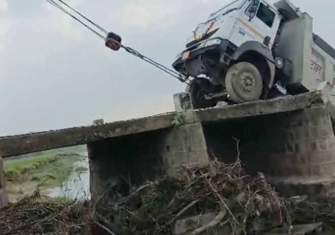 छतरपुर हादसा: ओवरलोड ट्रक की वजह से पुल ध्वस्त, बड़ा नुकसान टला