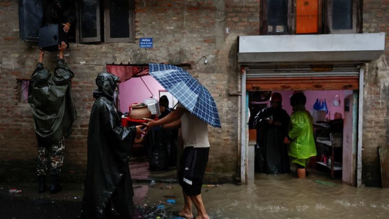 नेपाल में 24 घंटे से हो रही बारिश ने मचाई तबाही, एयरपोर्ट्स ठप, स्कूल-दफ्तर हुए बंद, देशभर में दो दिन की छुट्टी