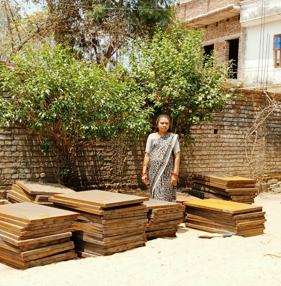 सेंट्रिंग प्लेट्स से मिला दी रश्मि के सपनों को सहारा…