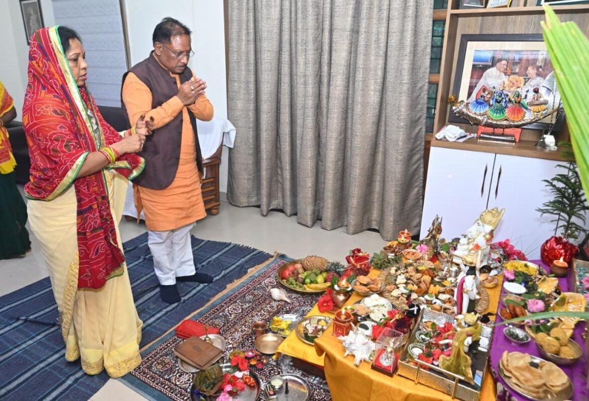 मुख्यमंत्री श्री विष्णु देव साय ने की गोवर्धन पूजा, प्रदेश की सुख-समृद्धि और खुशहाली की कामना की*