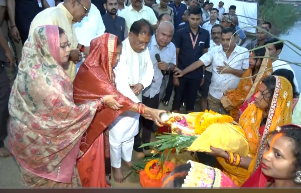 मुख्यमंत्री श्री साय ने जशपुर में दुलदुला छठ घाट में सूर्य को दिया अर्घ्य: प्रदेश की सुख-समृद्धि और खुशहाली की कामना की