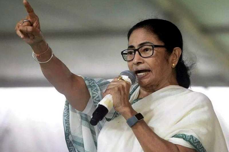 बंगाल सरकार का बड़ा फैसला: कई जिलों के अफसरों का तबादला, विपक्ष ने उठाए सवाल