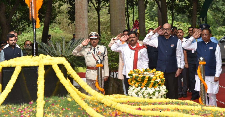 राज्यपाल श्री रमेन डेका और मुख्यमंत्री श्री विष्णु देव साय ने शहीद वाटिका पहुंचकर शहीद जवानों को दी श्रद्धांजलि