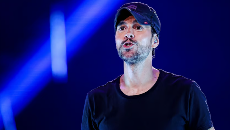 एनरिक के लाइव शो में कपल का प्यार छाया, लड़की के रिएक्शन ने जीता सबका दिल