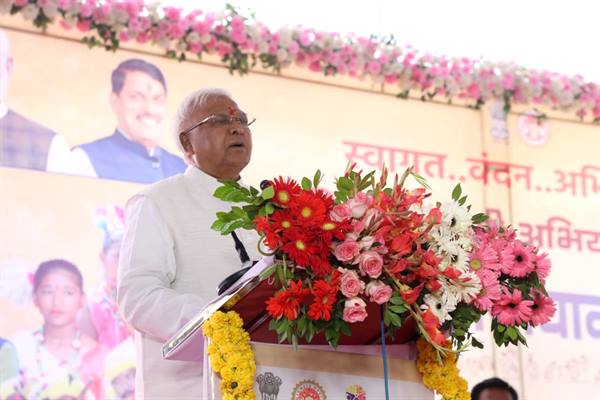 जनजातीय योजनाओं के क्रियान्वयन में जनप्रतिनिधि व सामाजिक कार्यकर्ता बनें सहभागी : राज्यपाल श्री पटेल
