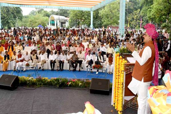 गोवर्धन और गौवंश की पूजा पर्यावरण और पशुधन संवर्धन का देती है संदेश : मुख्यमंत्री डॉ. यादव