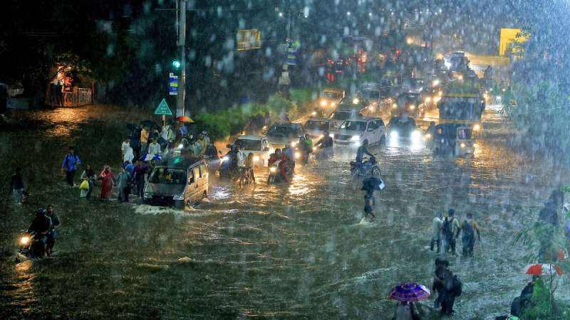 तमिलनाडु के कई हिस्सों में भारी बारिश से जनजीवन हो गया अस्तव्यस्त