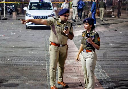 दिल्ली धमाके के बाद यूपी में रेड अलर्ट: अयोध्या, काशी, मथुरा से मेरठ तक सुरक्षा कड़ी, योगी सरकार ने संभाली कमान