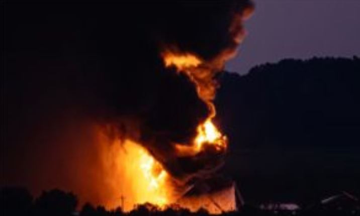 आसमान में क्रैश हुआ जेट फ्यूल से भरा कार्गो प्लेन, पूरे इलाके में फैली आग, कई घर तबाह