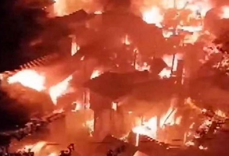 ढाका की कोरेल झुग्गी-बस्ती में भीषण आग, 1,500 झोपड़ियाँ स्वाहा, हजारों लोग बेघर