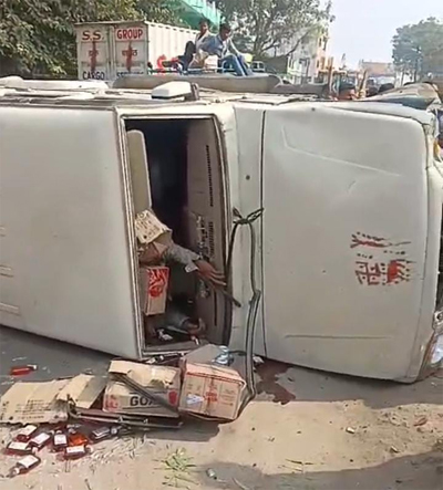 अलीराजपुर में अवैध शराब से भरी बोलेरो पलटी, ITI छात्र को टक्कर मारी; लोगों ने लूटी शराब