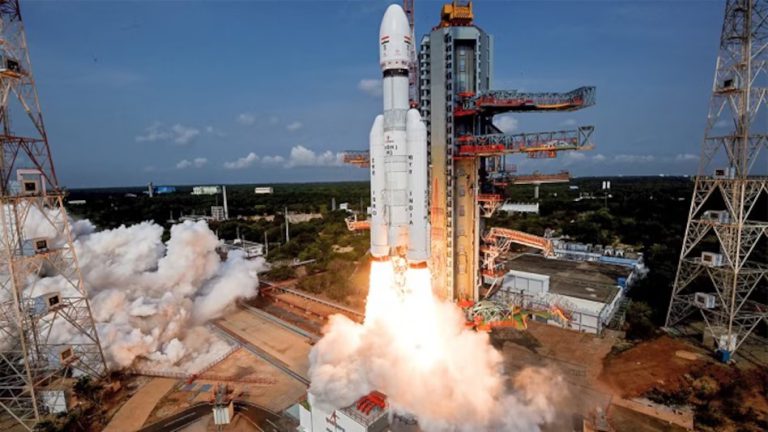 अंतरिक्ष में भारतीय सेना की नई ताकत, ISRO ने बाहुबली रॉकेट से लॉन्च किया नौसेना का सैटेलाइट