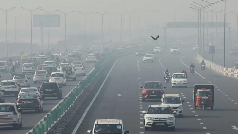 दिल्ली का AQI 400 पार: हवा ज़हरीली, लोगों की सेहत पर बढ़ा खतरा