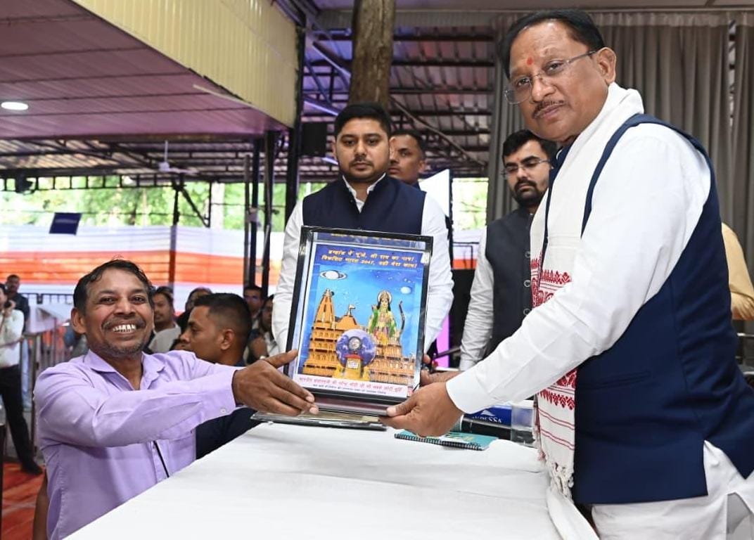 जनदर्शन में अद्भुत दृश्य—भिलाई के अंकुश देवांगन ने मुख्यमंत्री को भेंट की संगमरमर पर बनी प्रधानमंत्री  नरेंद्र मोदी की सूक्ष्म प्रतिमा*