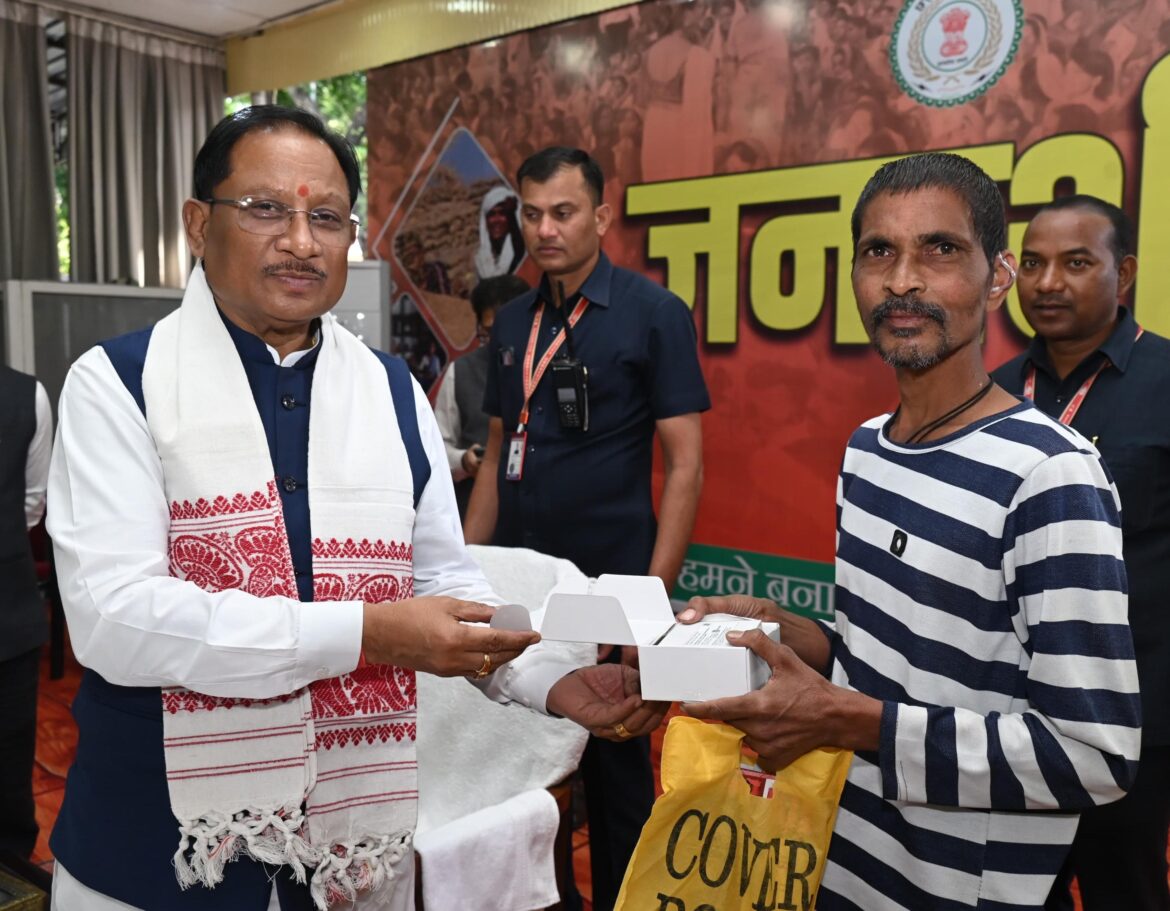 मुख्यमंत्री श्री विष्णुदेव साय ने समझी पीड़ा, तुरंत बढ़ाया कदम – श्री रमन निर्मलकर को सौंपा श्रवण यंत्र