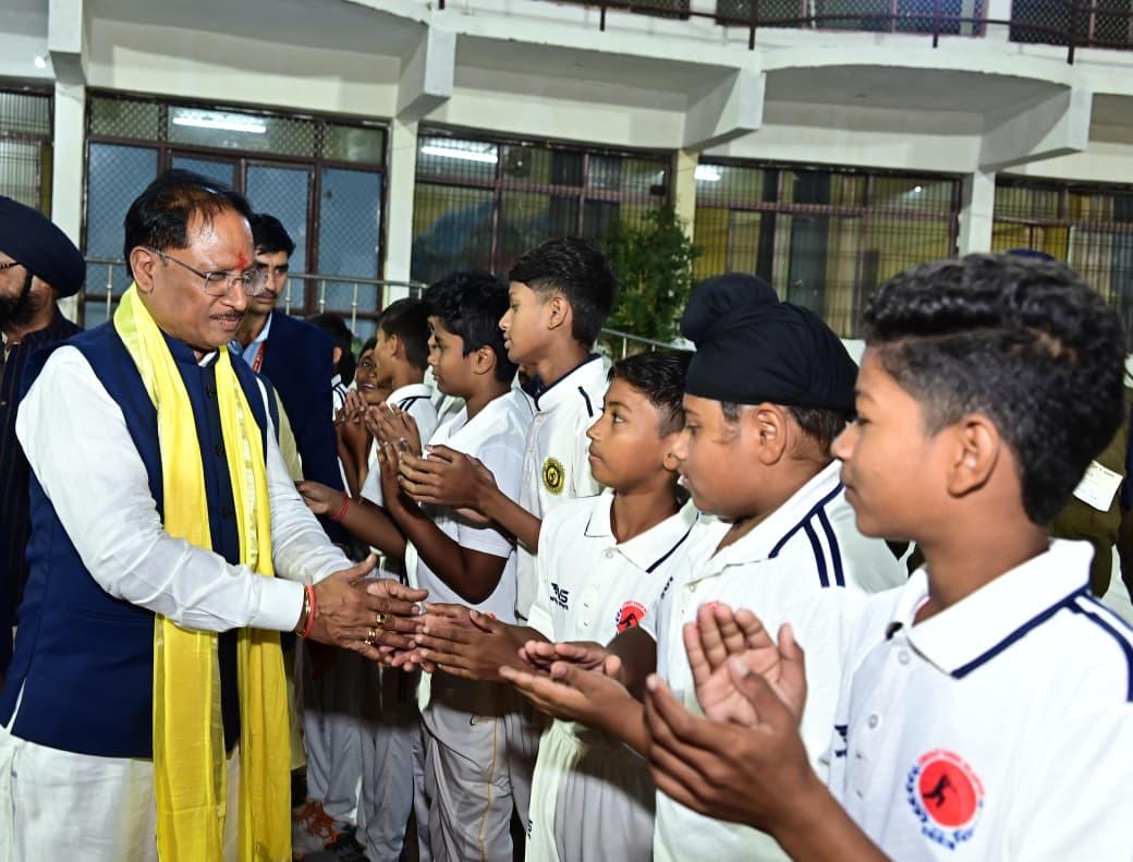 मुख्यमंत्री ने स्टेडियम में किया राजा रघुराज सिंह की प्रतिमा का अनावरण