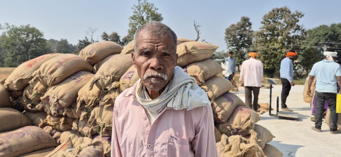 अम्बागढ़ चौकी के कलकसा के किसान धनेश राम ने स्वयं के मोबाइल से कटा टोकन, जताई खुशी
