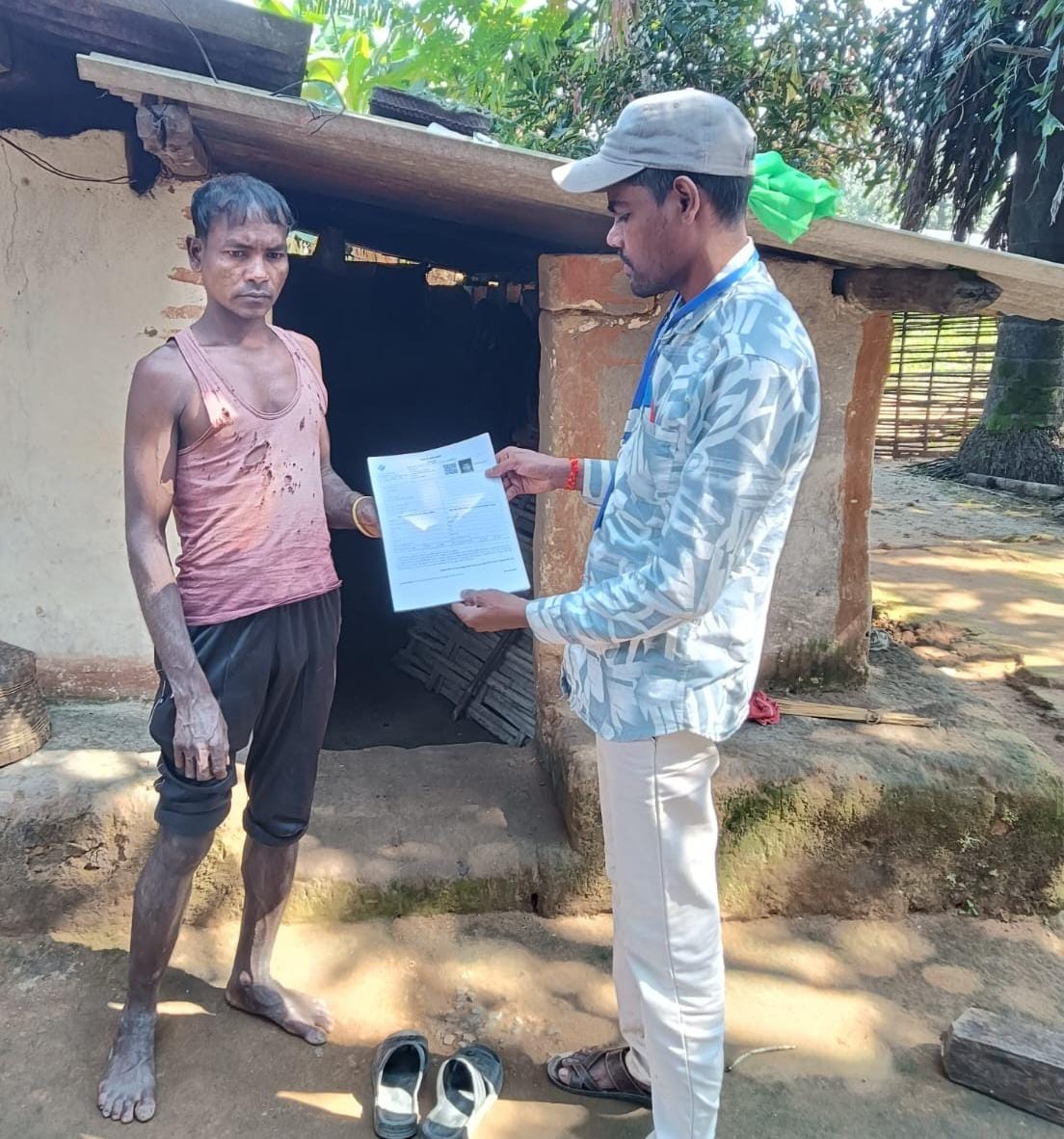 जंगल-पहाड़ों के रास्तों से मतदाताओं तक पहुंच रही टीम