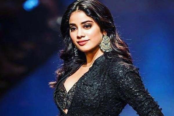 जान्हवी कपूर बनीं ‘अचियम्मा’! राम चरण की फिल्म ‘पेद्दी’ से फर्स्ट लुक ने मचाई सनसनी