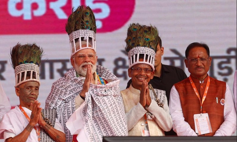 आस्था ने छुआ हृदय: प्रधानमंत्री श्री नरेंद्र मोदी से रामनामी समाज के प्रतिनिधियों की आत्मीय भेंट