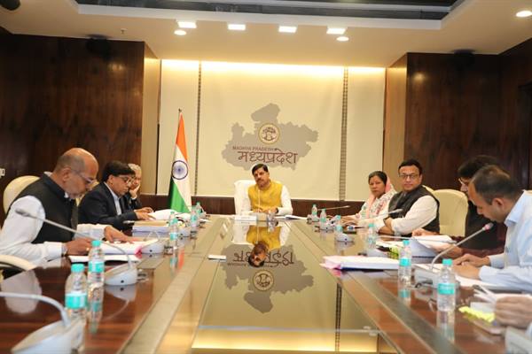 निर्माणाधीन कामों को जल्द से जल्द पूरा करें : मुख्यमंत्री डॉ. यादव