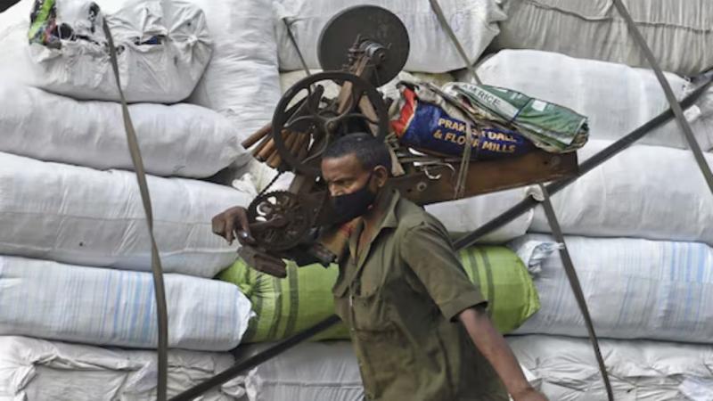 नई श्रम संहिता लागू: 40 साल से ऊपर के कर्मचारियों को मुफ्त हेल्थ चेकअप, गिग वर्कर्स को PF और ग्रेच्युटी का लाभ