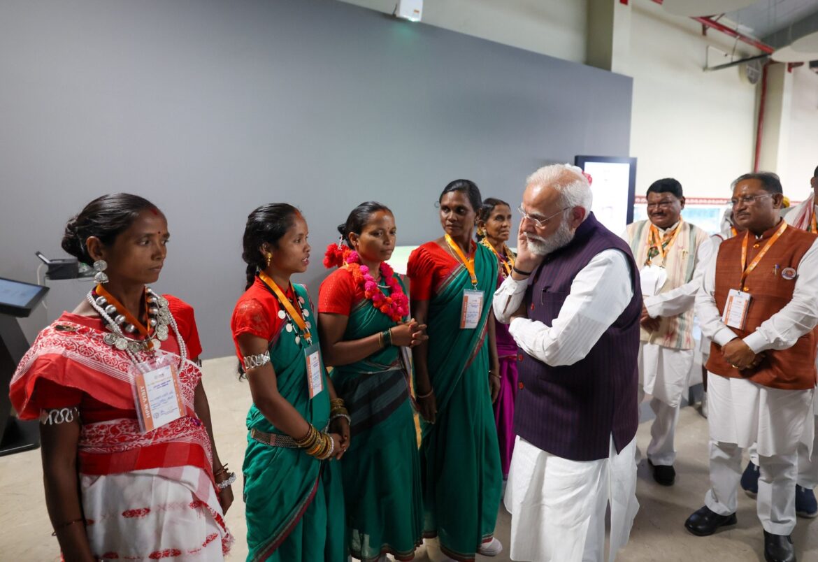 प्रधानमंत्री  नरेंद्र मोदी ने शहीद वीर नारायण सिंह स्मारक सह जनजातीय स्वतंत्रता संग्राम सेनानी संग्रहालय का किया लोकार्पण