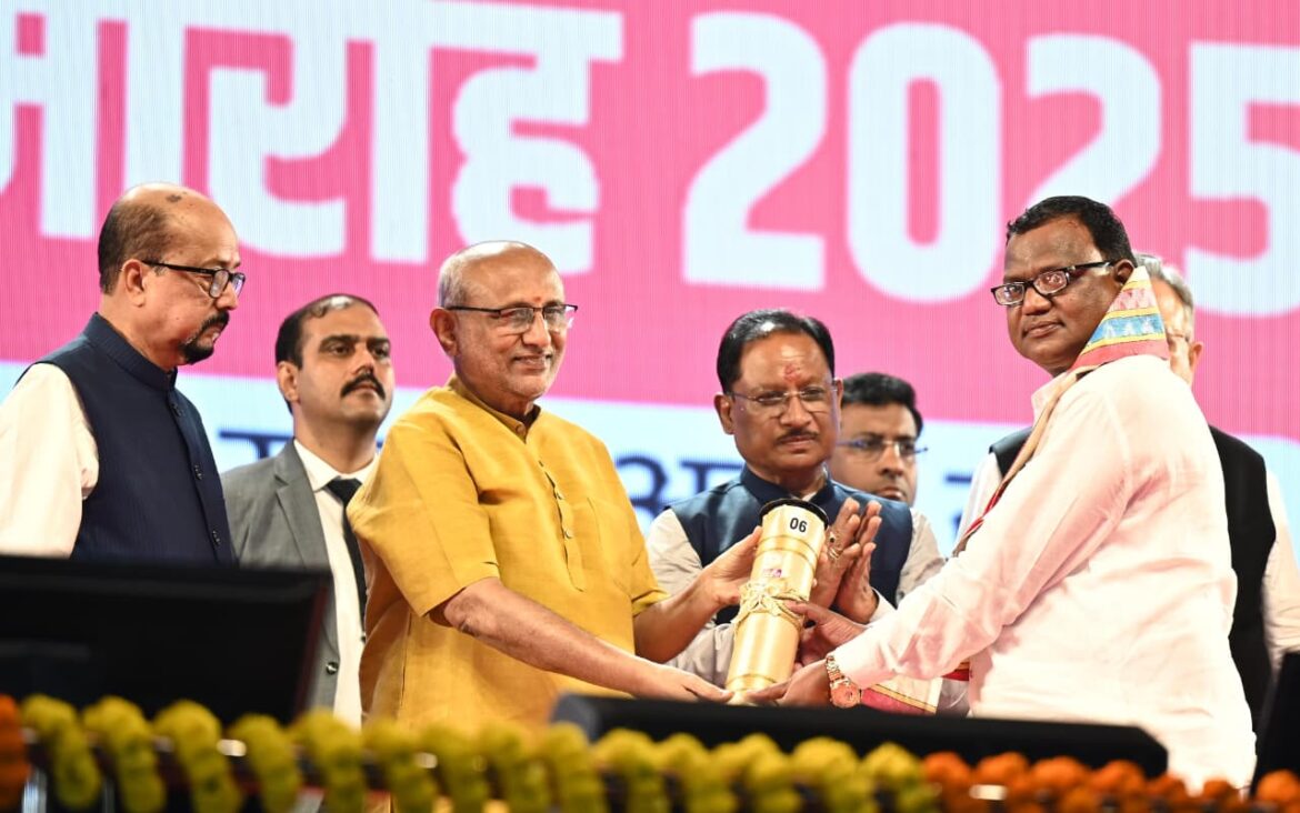 उपराष्ट्रपति सी. पी. राधाकृष्णन छत्तीसगढ़ रजत महोत्सव के समापन समारोह में शामिल हुए