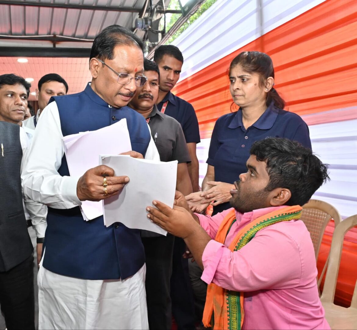 जनदर्शन: मुख्यमंत्री विष्णु देव साय ने आमजन की समस्याएँ सुनीं, मौके पर दिए त्वरित समाधान