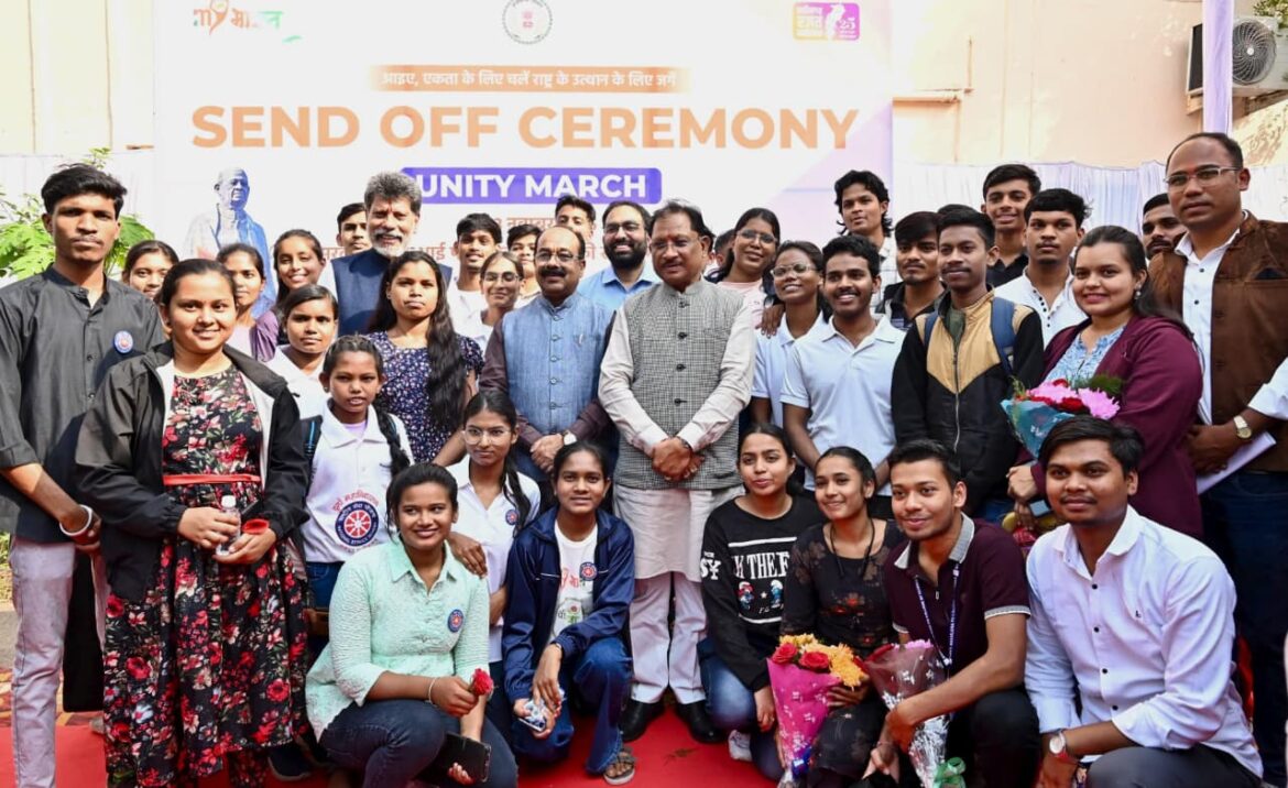 मुख्यमंत्री श्री विष्णुदेव साय ने यूनिटी मार्च के लिए राज्य के 68 युवाओं के दल को हरी झंडी दिखाकर किया रवाना