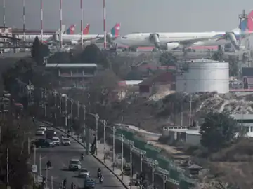 नेपाल की राजधानी काठमांडू के त्रिभुवन इंटरनेशनल एयरपोर्ट पर शनिवार को तकनीकी खराबी आने के कारण सभी घरेलू और अंतरराष्ट्रीय उड़ानें रोक दी गईं