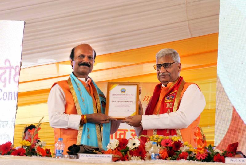 मैनिट ने डीजीपी कैलाश मकवाना को विशिष्ट पूर्व छात्र सम्मान से नवाज़ा