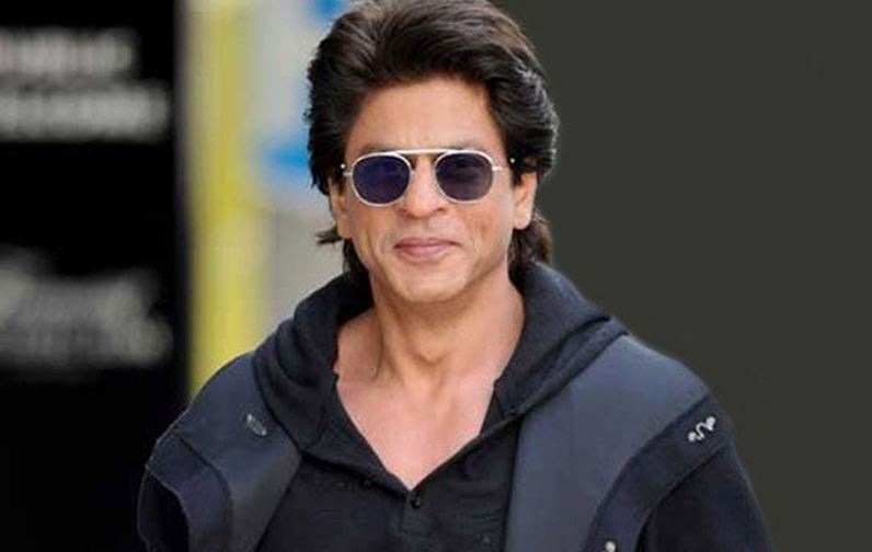 थिएटर में फैंस संग शाहरुख ने काटा केक, मन्नत के बाहर घंटों इंतजार करते रहे चाहने वाले